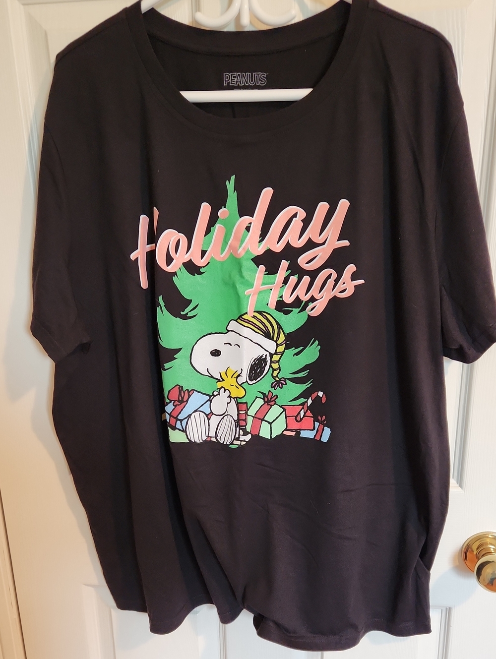 Peanuts Holiday Hugs Snoopy Graphic Tee - Black & Green